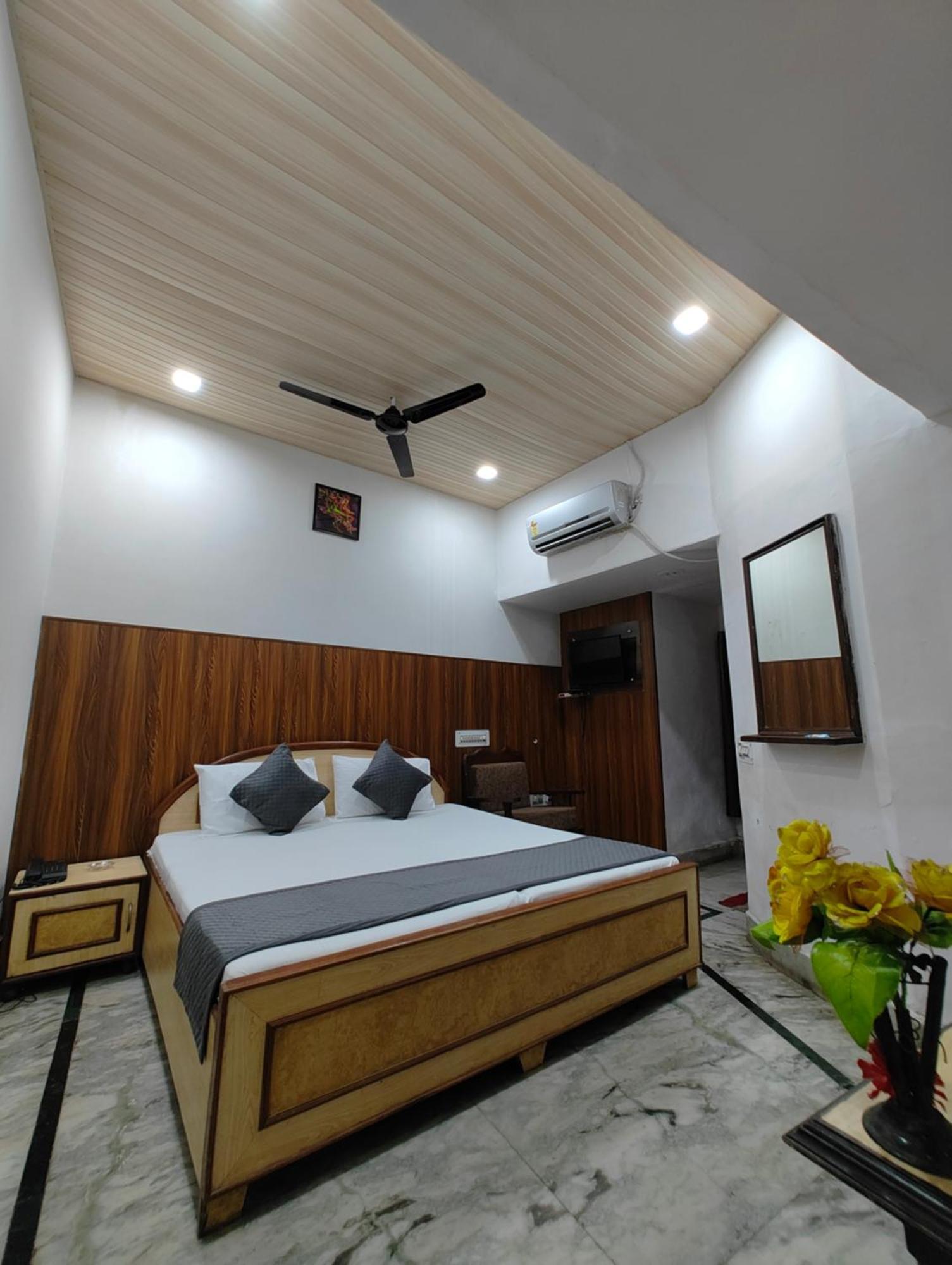 Hotel Swarajya Palace Agra  Buitenkant foto
