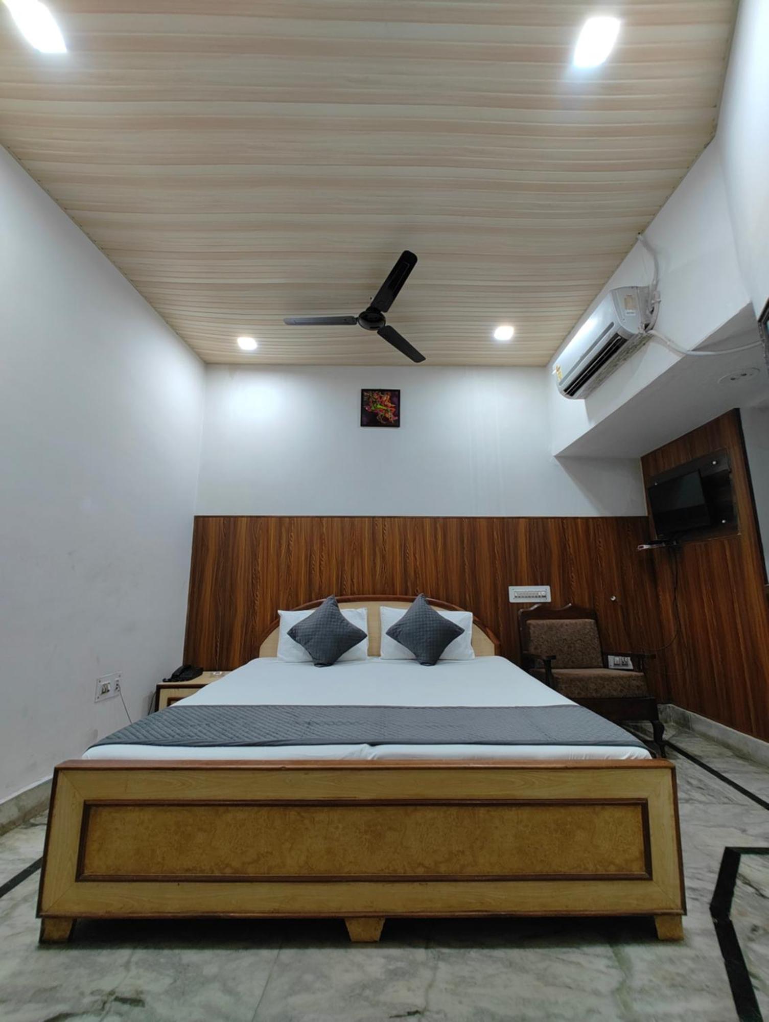 Hotel Swarajya Palace Agra  Buitenkant foto